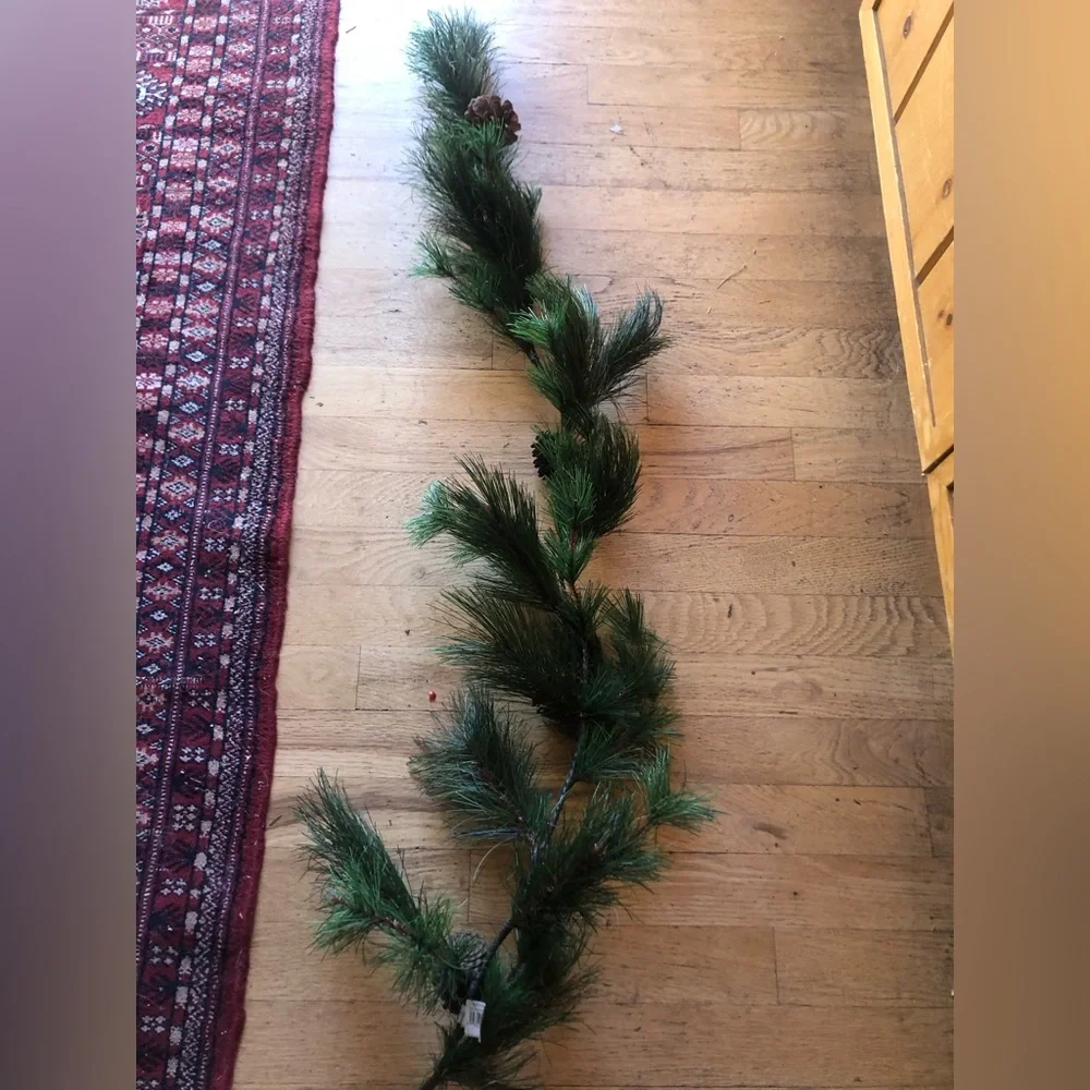 Christmas NWT 3ft mixed green pine garland with pinecones